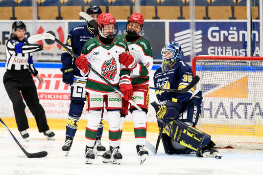 Modos Neena Brick och Moa Johannesson jublar