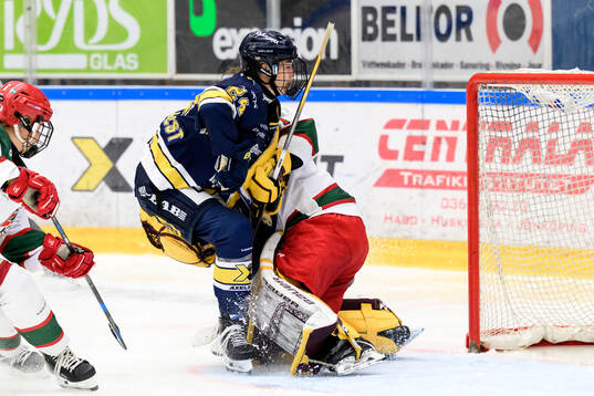 HV71s Adriana Van De Leest och Modos målvakt Tindra Holm