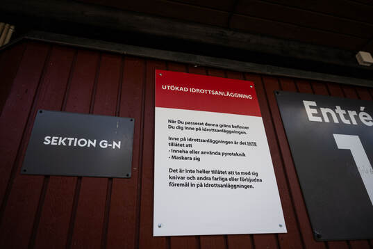 En skylt om förbud att maskera sig och använda pyroteknik