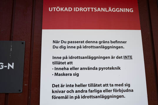En skylt om förbud att maskera sig och använda pyroteknik