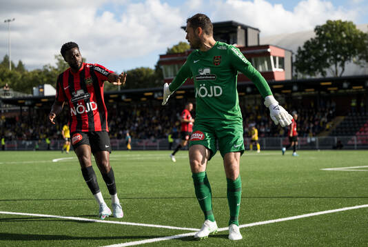 Brommapojkarnas Isak Ssali Ssewankambo och målvakt Davor