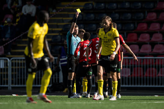 Brommapojkarnas Issiaga Camara i samtal med domaren