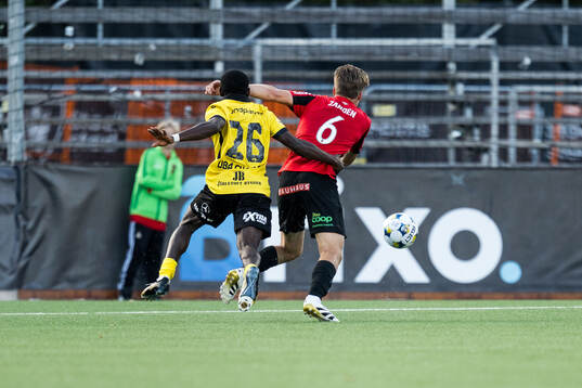 Mjällbys Uba Charles Nwokoma och Brommapojkarnas Oliver