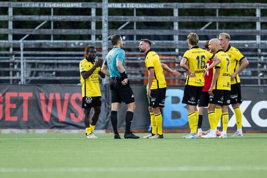 Mjällbys Uba Charles Nwokoma och Axel Norén i samtal med