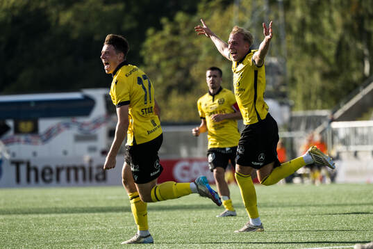 Mjällbys Elliot Stroud och Herman Johansson jublar