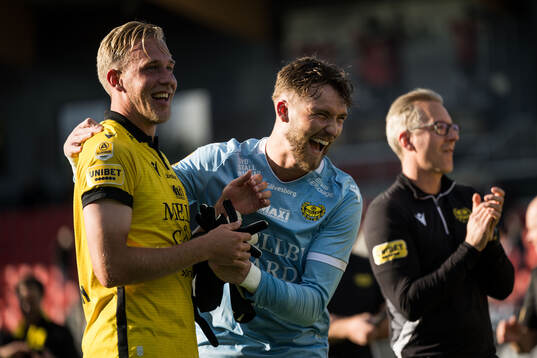 Mjällbys Herman Johansson och målvakt Noel Törnqvist