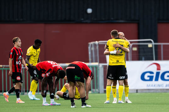 Mjällbys Jacob Bergström och Viktor Gustafson jublar
