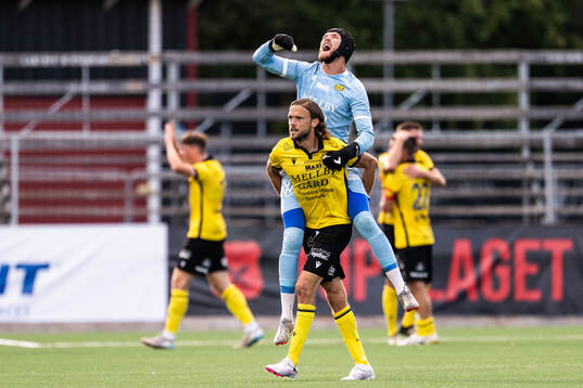 Mjällbys Tom Pettersson och målvakt Noel Törnqvist jublar