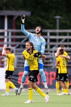 Mjällbys Tom Pettersson och målvakt Noel Törnqvist jublar