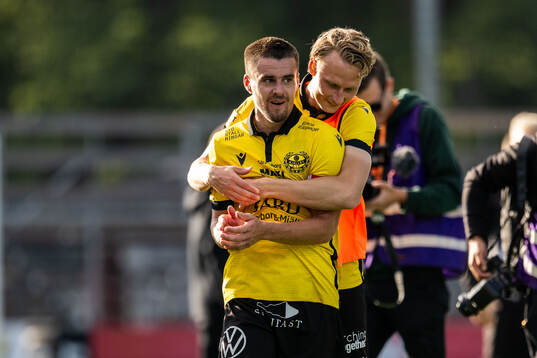Mjällbys Jesper Gustavsson och Alexander Johansson jublar