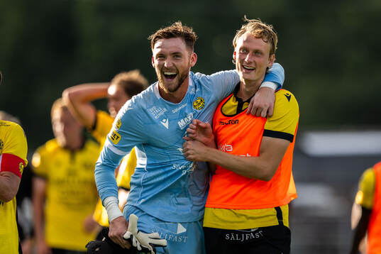 Mjällbys målvakt Noel Törnqvist och Alexander Johansson