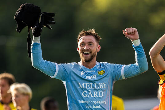 Mjällbys målvakt Noel Törnqvist jublar