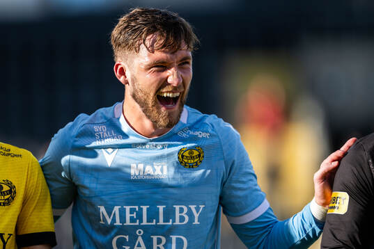 Mjällbys målvakt Noel Törnqvist jublar