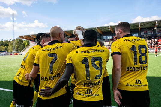 Mjällbys Herman Johansson jublar med lagkamrater