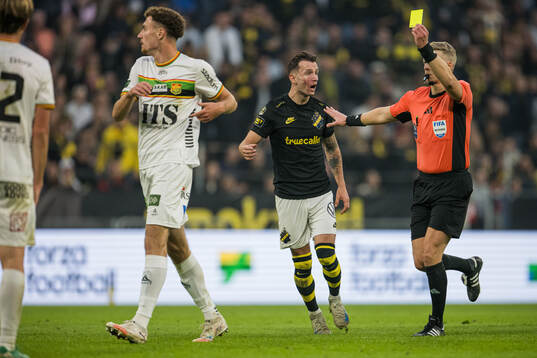 Domare Adam Ladebäck ger gult kort till GAIS Anes