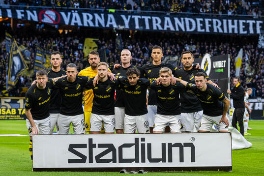 AIKs startelva ställer upp för en lagbild