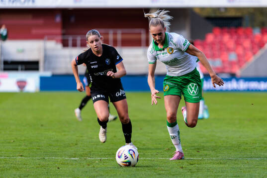 Växjö DFFs Emma Holmqvist och Hammarbys Ellen Wangerheim