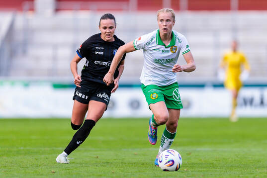 Växjö DFFs Maja Bodin och Hammarbys Julie Blakstad