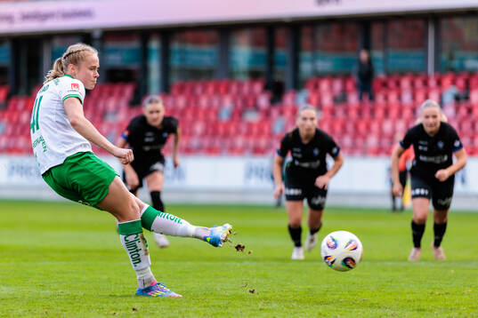Hammarbys Julie Blakstad lägger en straff