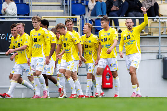 Falkenbergs Viktor Ekblom jublar med laget