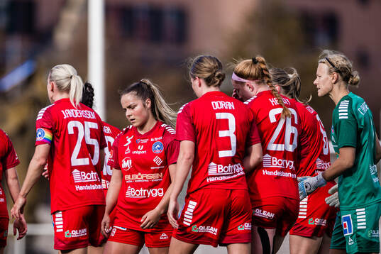 Linköpings Keera Melenhorst deppar med lagkamrater