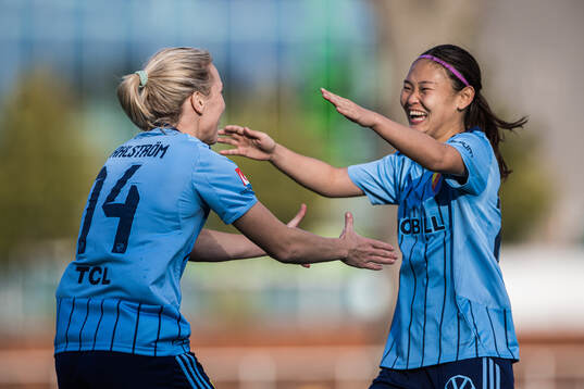 Djurgårdens Mimmi Wahlström och Urara Watanabe jublar