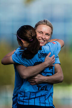 Djurgårdens Mimmi Wahlström jublar med Urara Watanabe