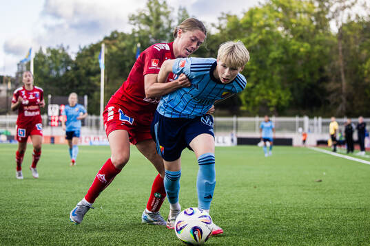 Linköpings Polly Doran och Djurgårdens Olivia Ulenius