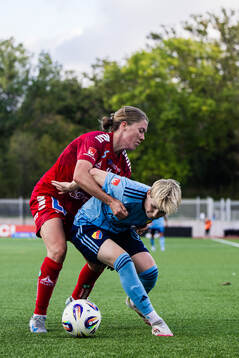 Linköpings Polly Doran och Djurgårdens Olivia Ulenius