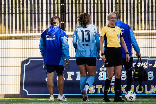 Djurgårdens Camille Ashe lämnar planen med en skada