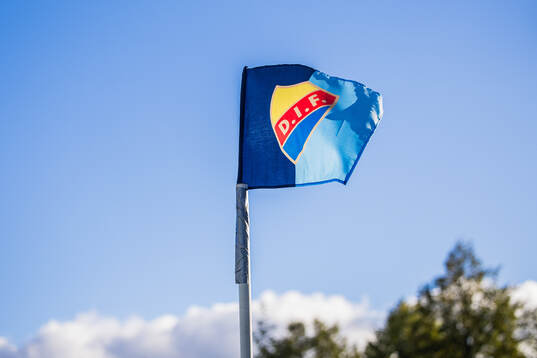 En hörnflagga med Djurgårdens klubbemblem