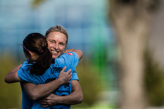 Djurgårdens Mimmi Wahlström jublar med Urara Watanabe