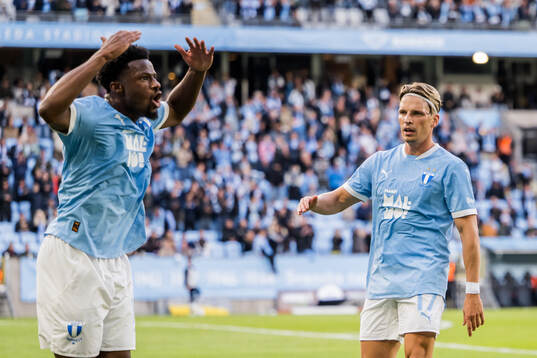 Malmö FFs Emmanuel Ekong och Jens Stryger Larsen jublar