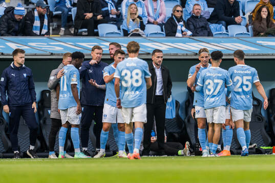 Malmö FFs Pontus Jansson i samtal med assisterande