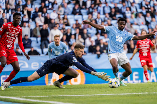 Värnamos målvakt Hugo Keto och Malmö FFs Emmanuel Ekong
