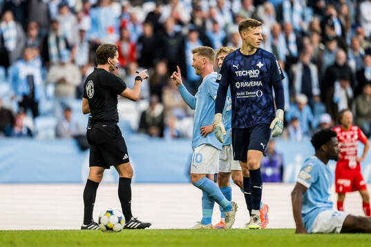 Domare Joakim Sars och Malmö FFs Anders Christiansen