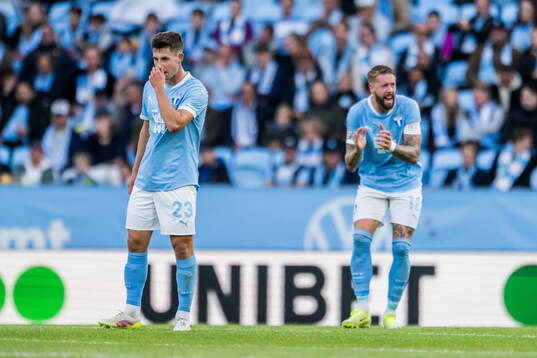 Malmö FFs Lasse Berg Johnsen och Pontus Jansson deppar