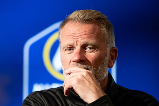 Värnamos tränare Arne Sandstø vid en presskonferens