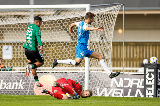 Varbergs Zakaria Loukili och målvakt Fredrik Andersson mot