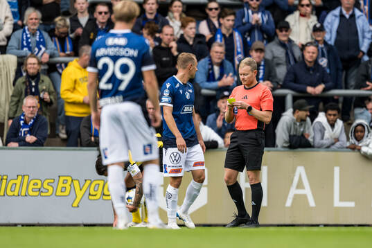 Halmstads Joel Allansson i samtal med domaren