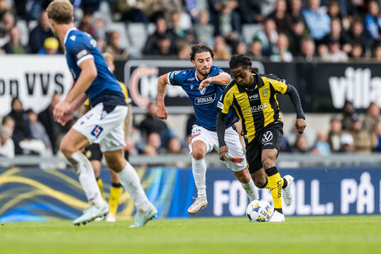 Halmstads Rocco Ascone och Hammarbys Frank Junior Adjei