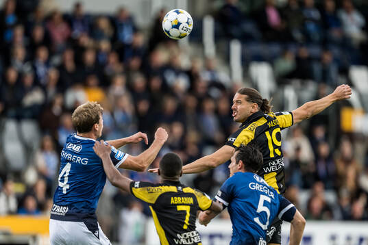 Halmstads Filip Schyberg och Hammarbys Nikola Vasic