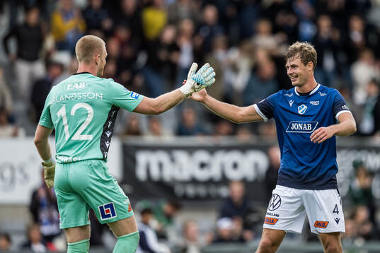 Halmstads målvakt Tim Erlandsson och Filip Schyberg jublar