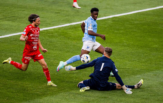 Malmö FFs Emmanuel Ekong och Värnamos målvakt Hugo Keto