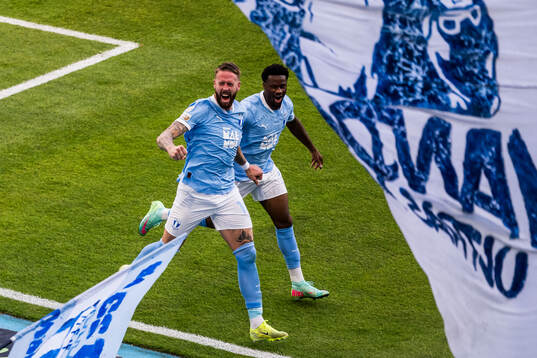 Malmö FFs Pontus Jansson och Emmanuel Ekong jublar
