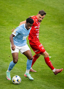 Malmö FFs Emmanuel Ekong och Värnamos Ajdin Zeljkovic