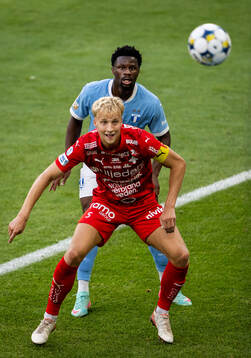 Värnamos Victor Larsson och Malmö FFs Emmanuel Ekong