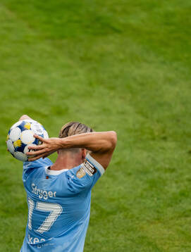 Malmö FFs Jens Stryger Larsen med ett inkast