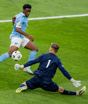 Malmö FFs Emmanuel Ekong gör 1-1 målet bakom Värnamos
