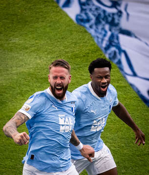 Malmö FFs Pontus Jansson och Emmanuel Ekong jublar